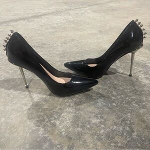 Azalea- SZ 7.5 Platinum Lather Black Spike Wang Cliff